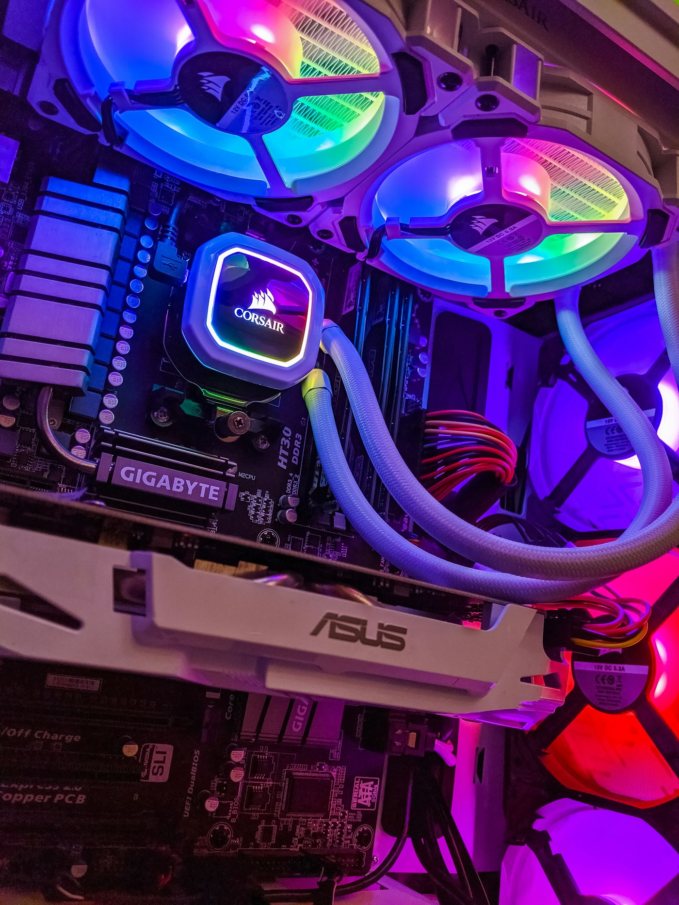 Open pc-case tijdens het bouwen
