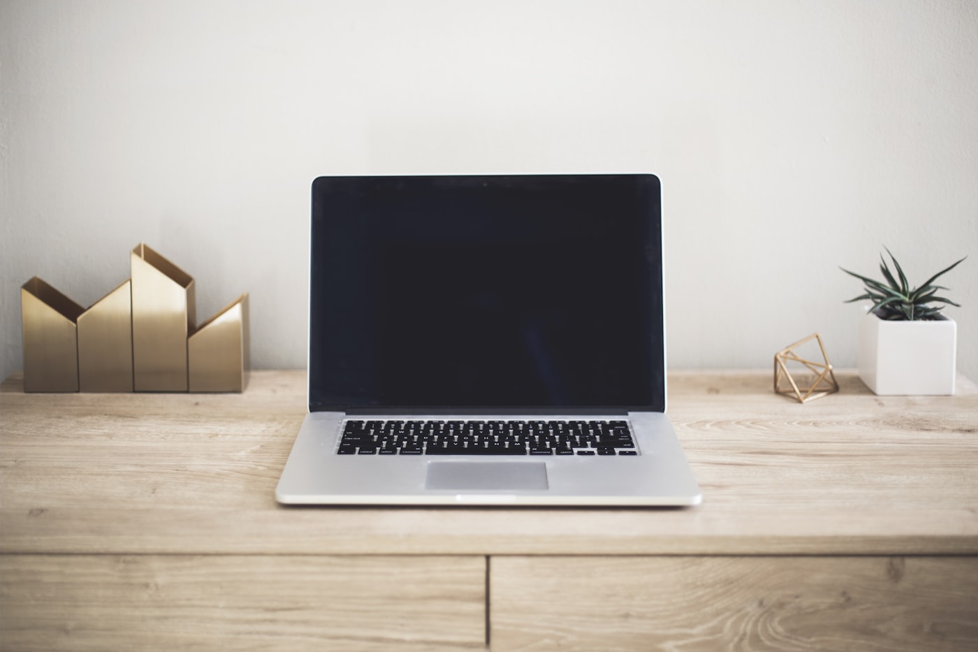 Laptop wordt geopend voor reparatie
